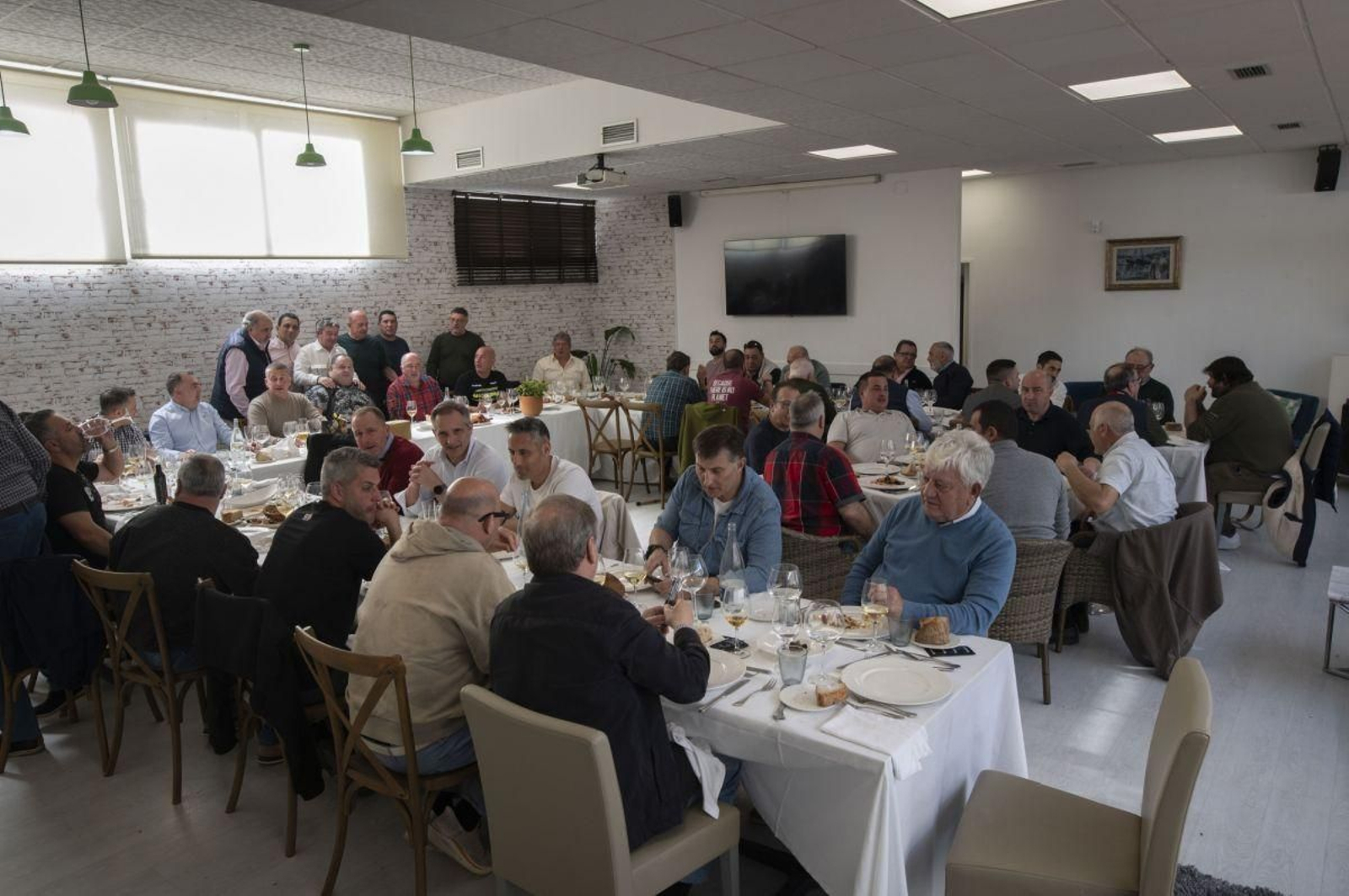 Los asistentes al aniversario, durante la comida.