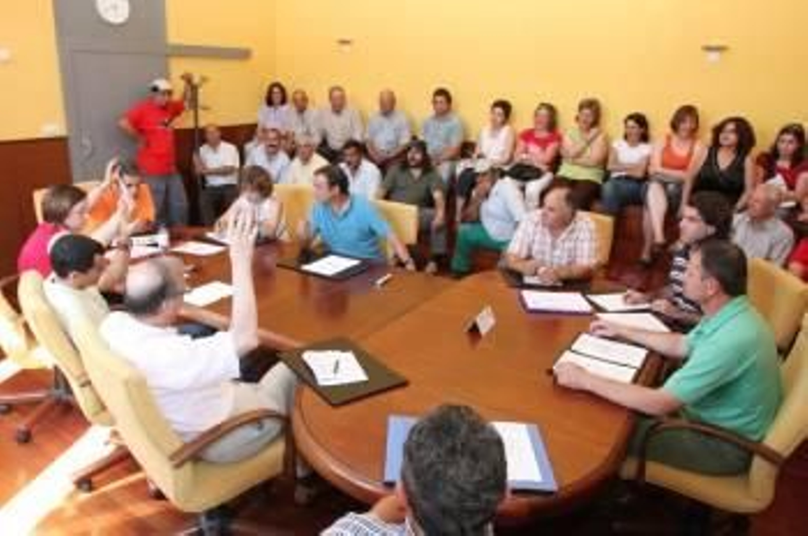 La oposición, de espaldas, en una de las sesiones posteriores al polémico pleno. (Foto: Archivo)