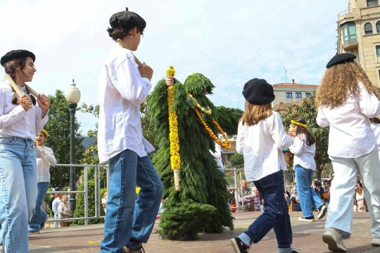Los “maios” llenan Redondela de flores, coplas y tradición