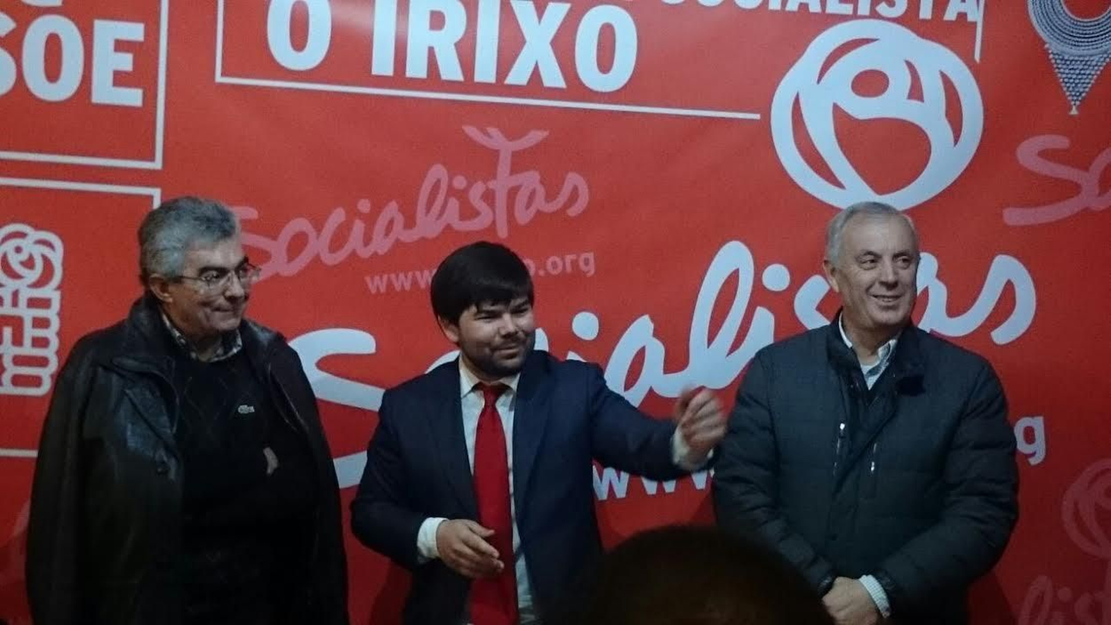 Iago Fariñas, entre Pachi Vázquez (d.) y Raúl Fernández