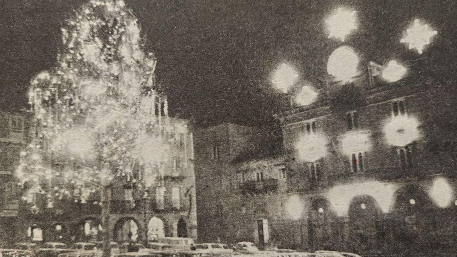 El Árbol de Navidad y la fachada de la Casa Consistorial lucen las únicas iluminaciones navideñas en Orense.
