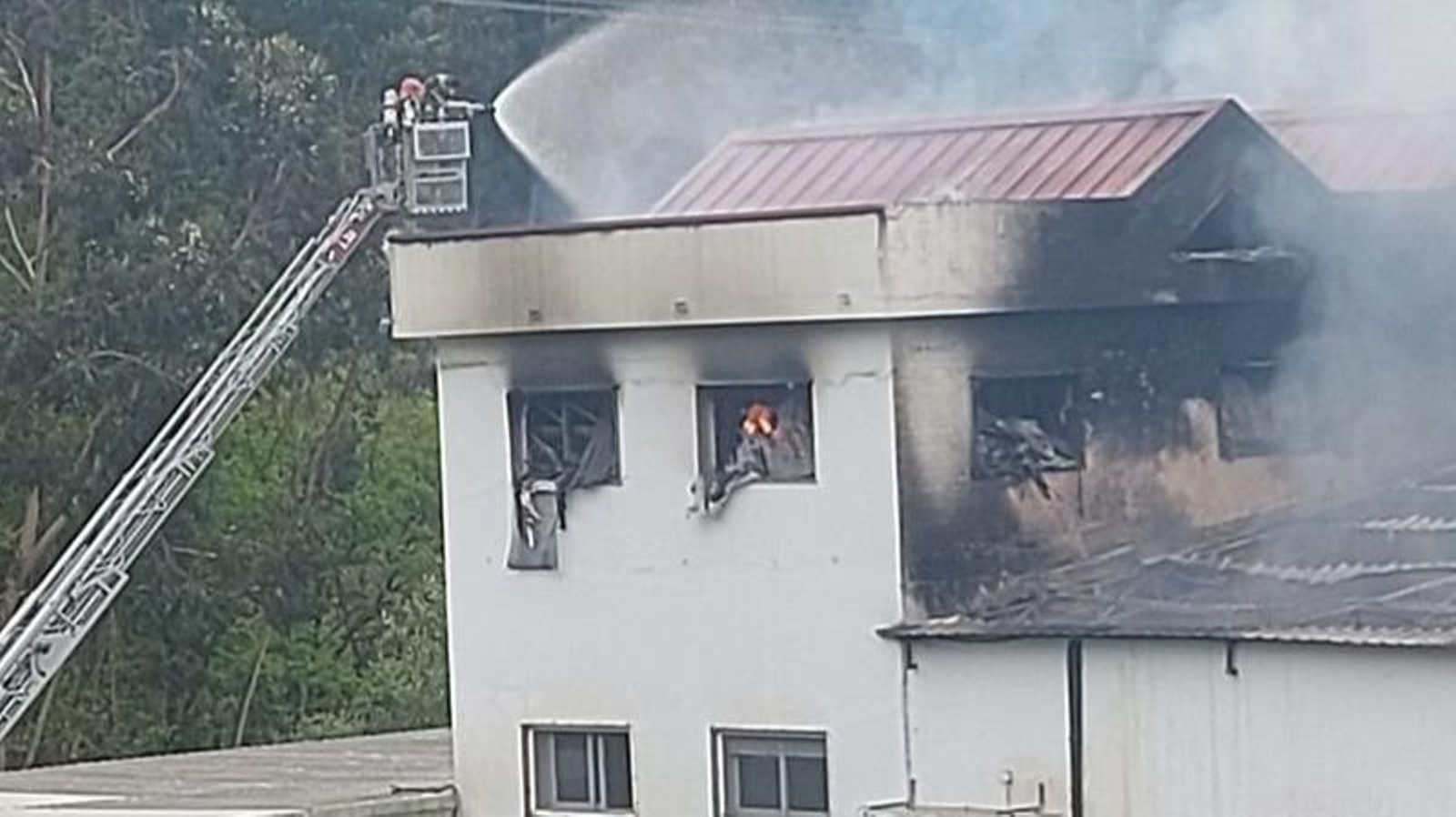 Los bomberos controlando el incendio ayer en  Cumiar.