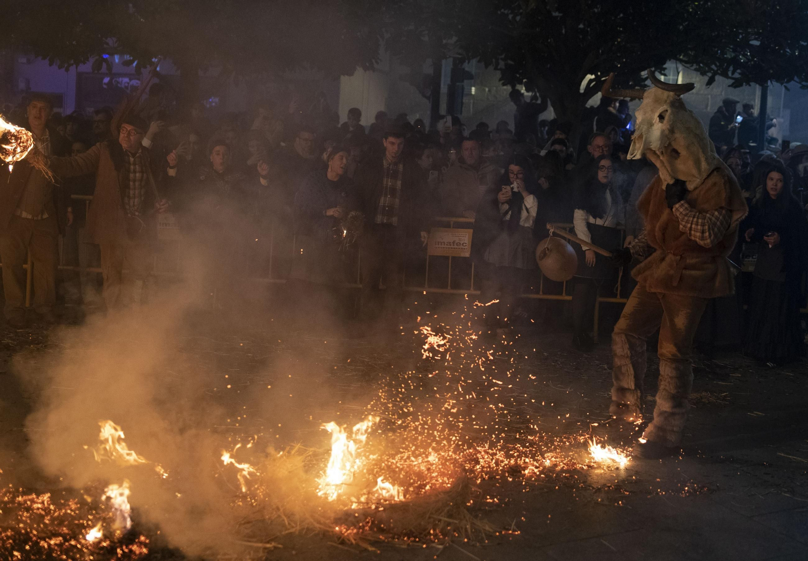 La ceremonia sirvió de preludio a una noche cargada de ambiente festivo.