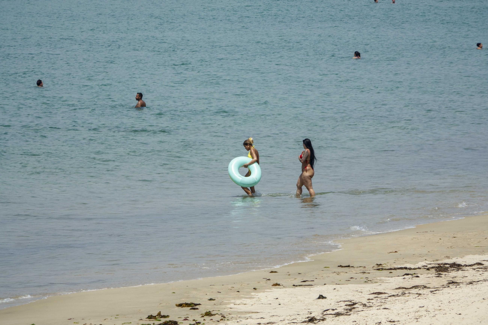 Bañistas en Vigo aprovechando el calor de los últimos días de calor en la ciudad.