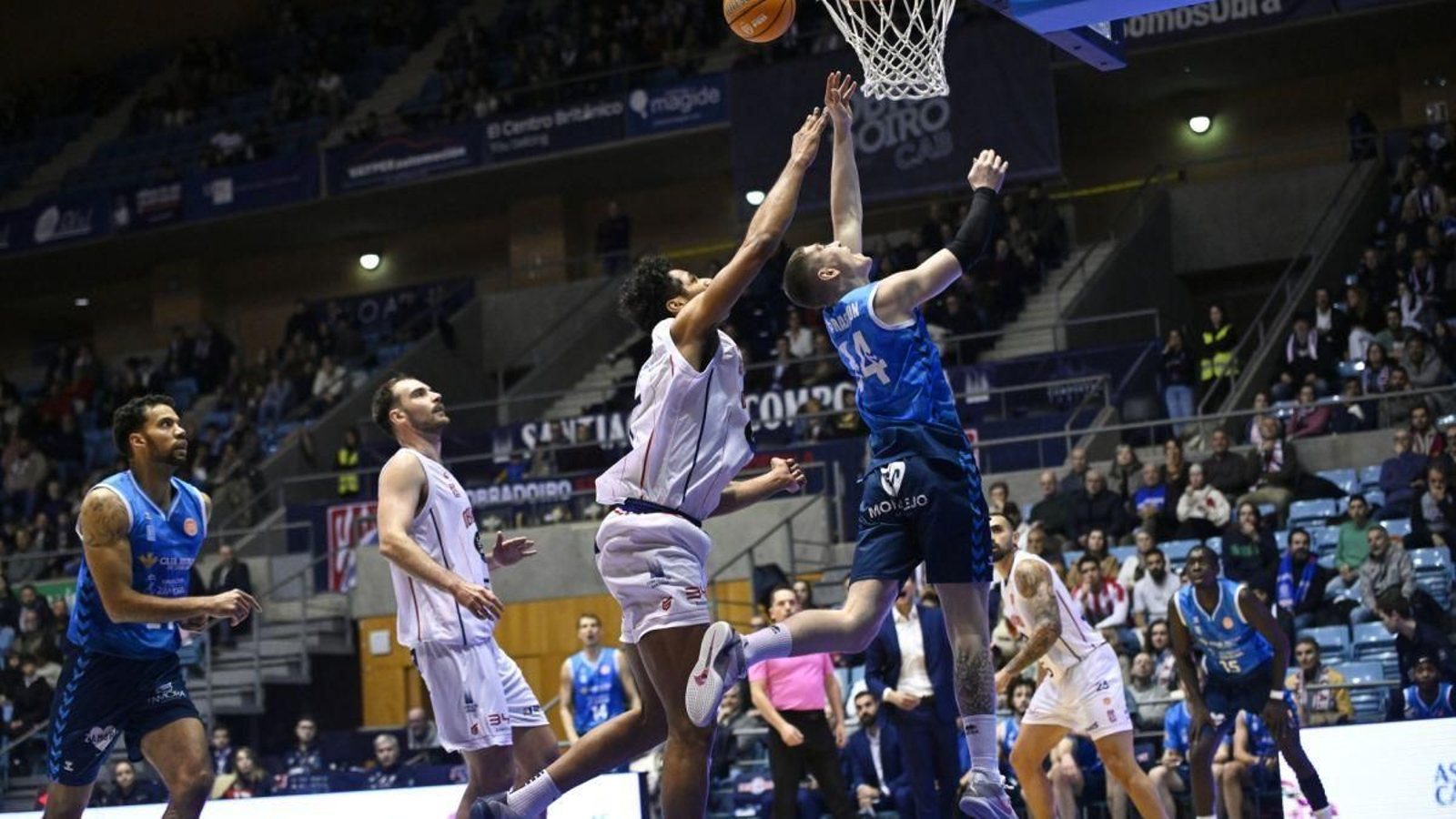 Thrastarson lanza ante la oposición de Dos Anjos.