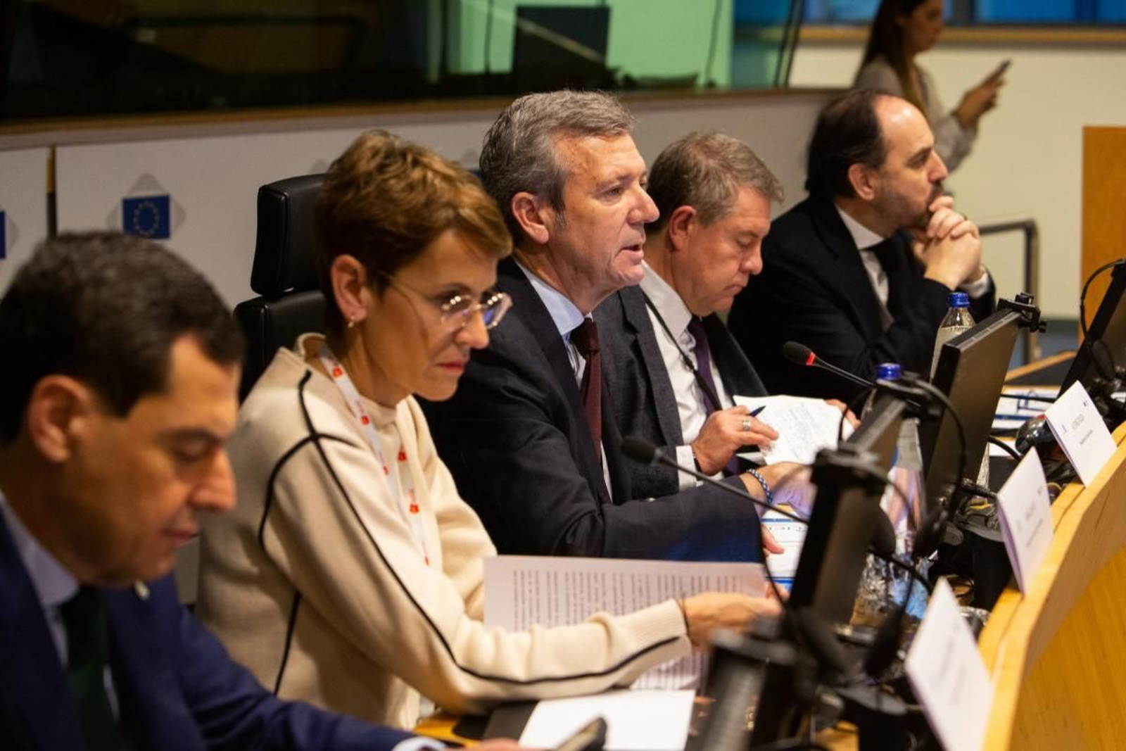 Rueda, en el centro, con otros presidentes autonómicos, ayer en Bruselas.