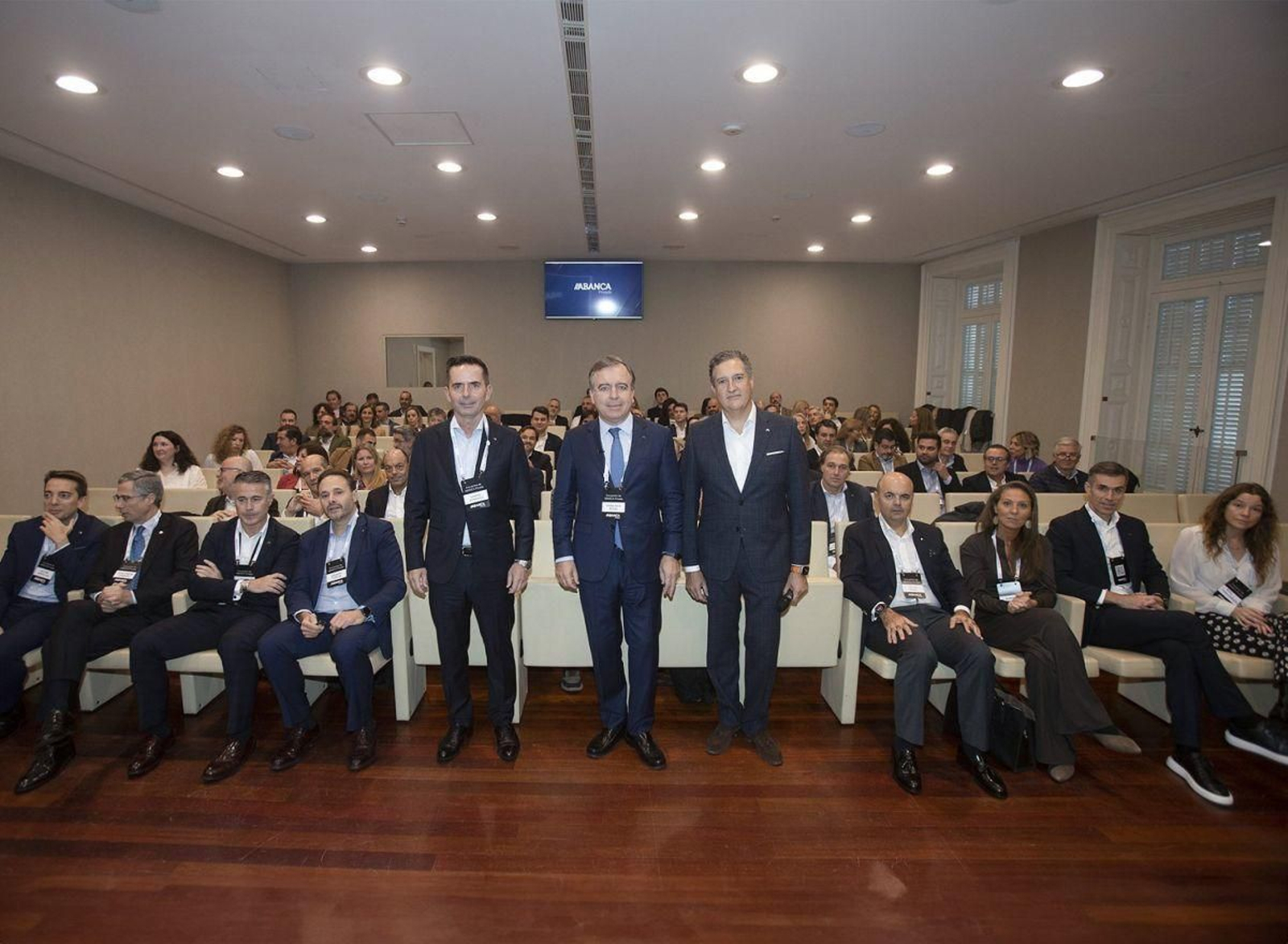 El director general comercial de Abanca, el consejero delegado y el director de Banca Privada durante el encuentro.