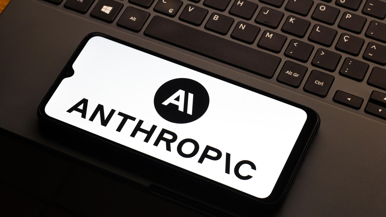 El logotipo de Anthropic AI se puede ver en la pantalla de un teléfono inteligente.
