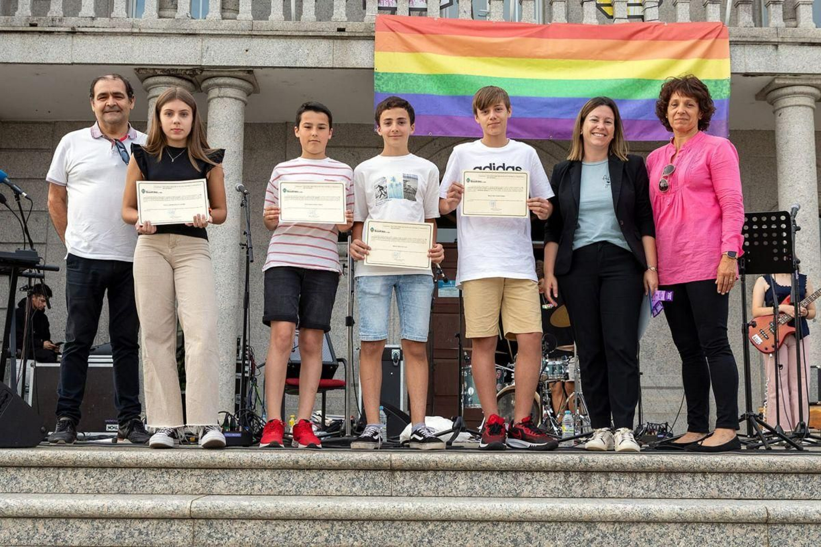 Los cinco escolares premiados, junto a la alcaldesa y ‘profes’ del IES Salvaterra, en la escalinata del Concello.