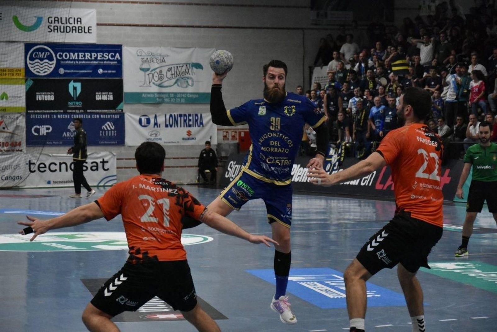 Juan del Arco amenaza el lanzamiento desde 9 metros.