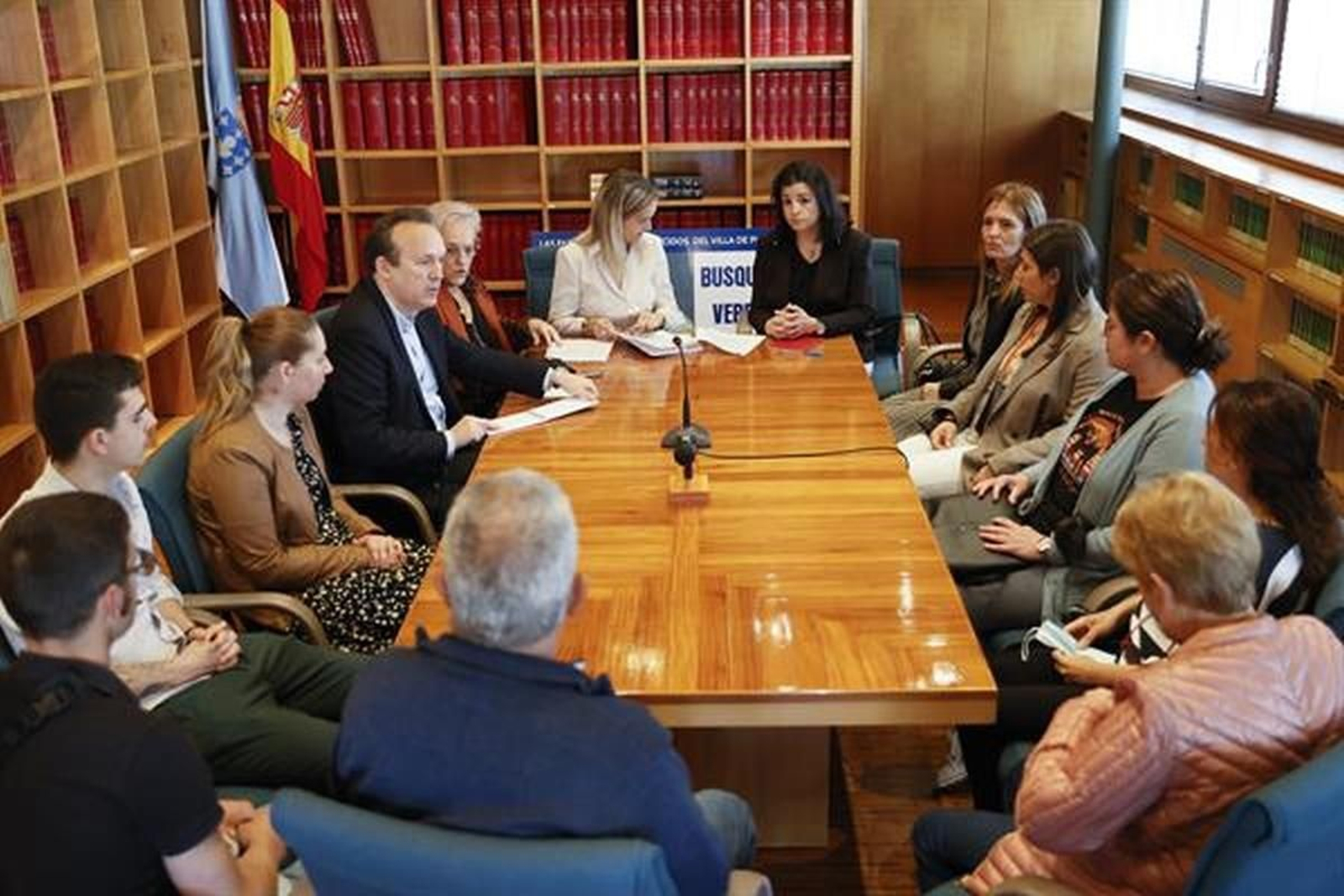 La Valedora do Pobo, en el centro de la imagen, ayer, durante la reunión con los familiares de las víctimas.