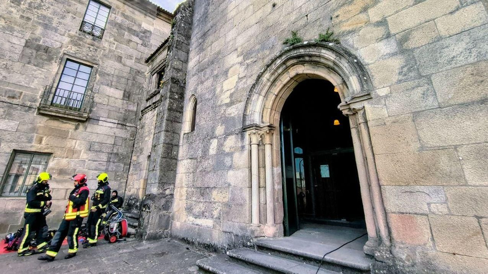 Los bomberos, a la entrada del convento de San Francisco de Pontevedra.