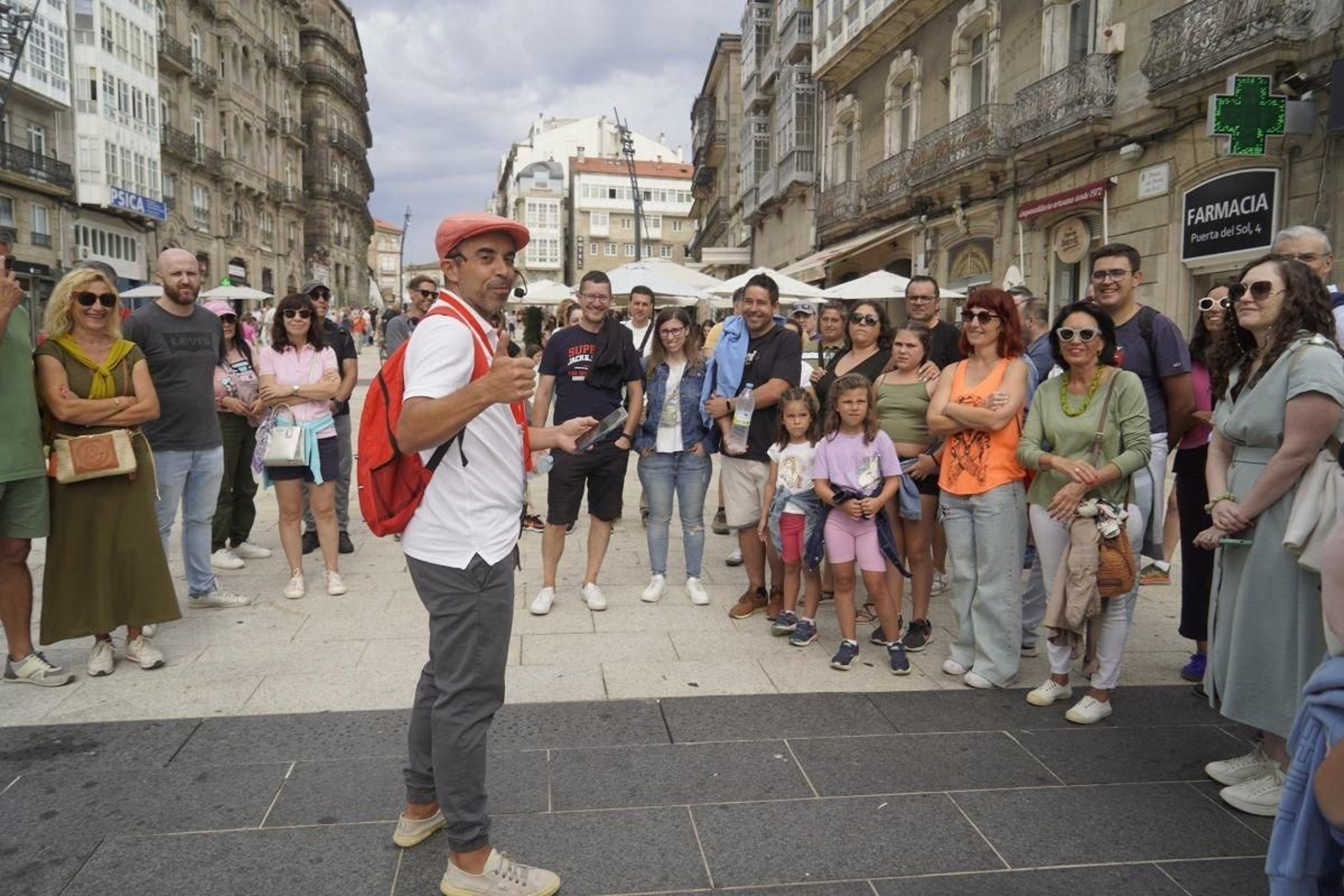 Borja Concheiro, guía turístico en Vigo, antes de iniciar el recorrido explicativo con un grupo de visitantes en la Porta do Sol.