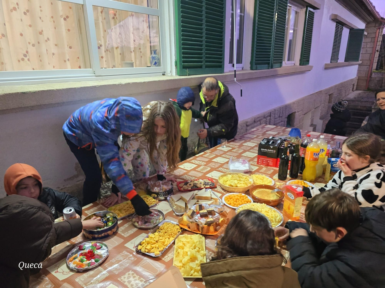 Galería | En Manzaneda, a ronda dos gusanitos é o día para os cativos