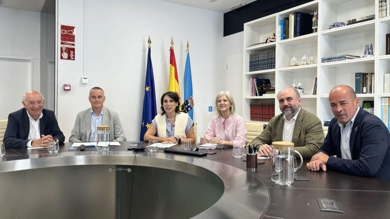 María Jesús Lorenzana y Covadonga Toca junto a David Martínez.