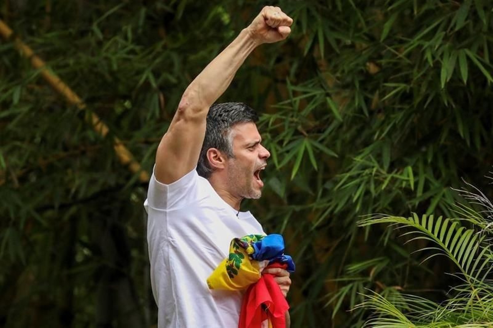 Leopoldo López saludando a los simpatizantes
