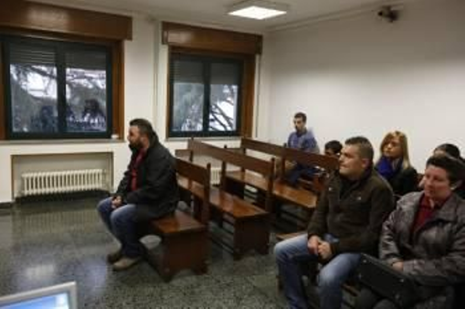 El inculpado, Rodrigo Rodríguez (izquierda), sentado en el banquillo del Penal 2. (Foto: XESÚS FARIÑAS)