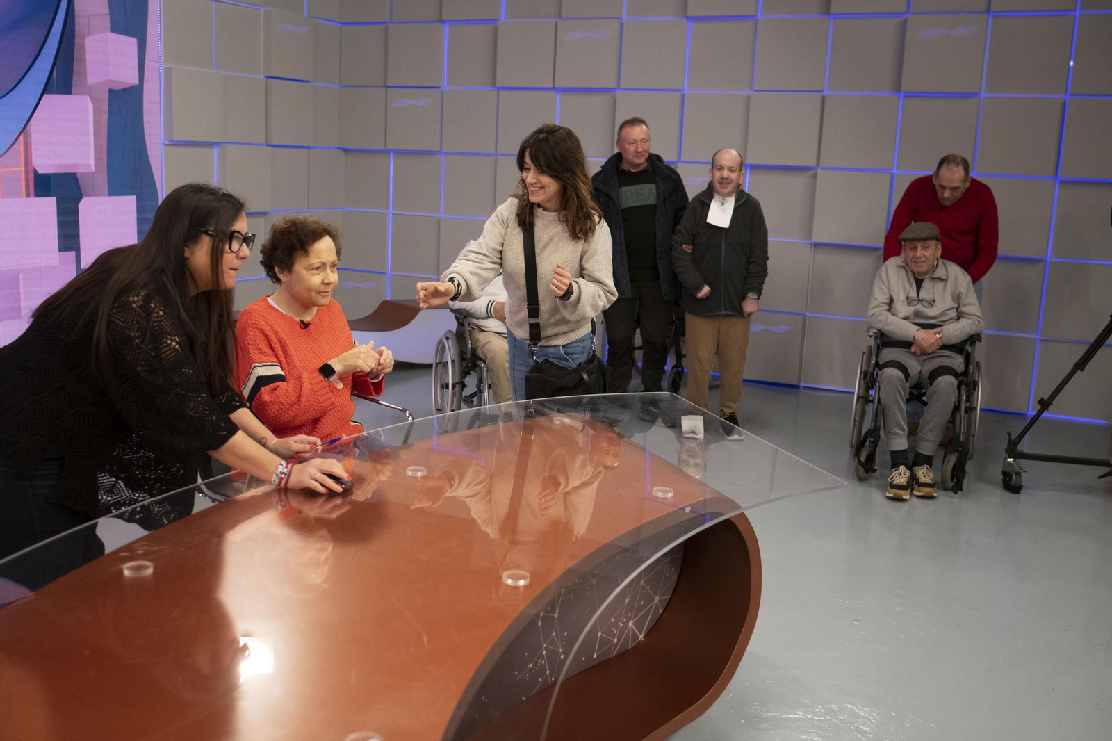 Galería | Usuarios de la Residencia de Santa Cruz conocen por dentro el trabajo de La Región y Telemiño