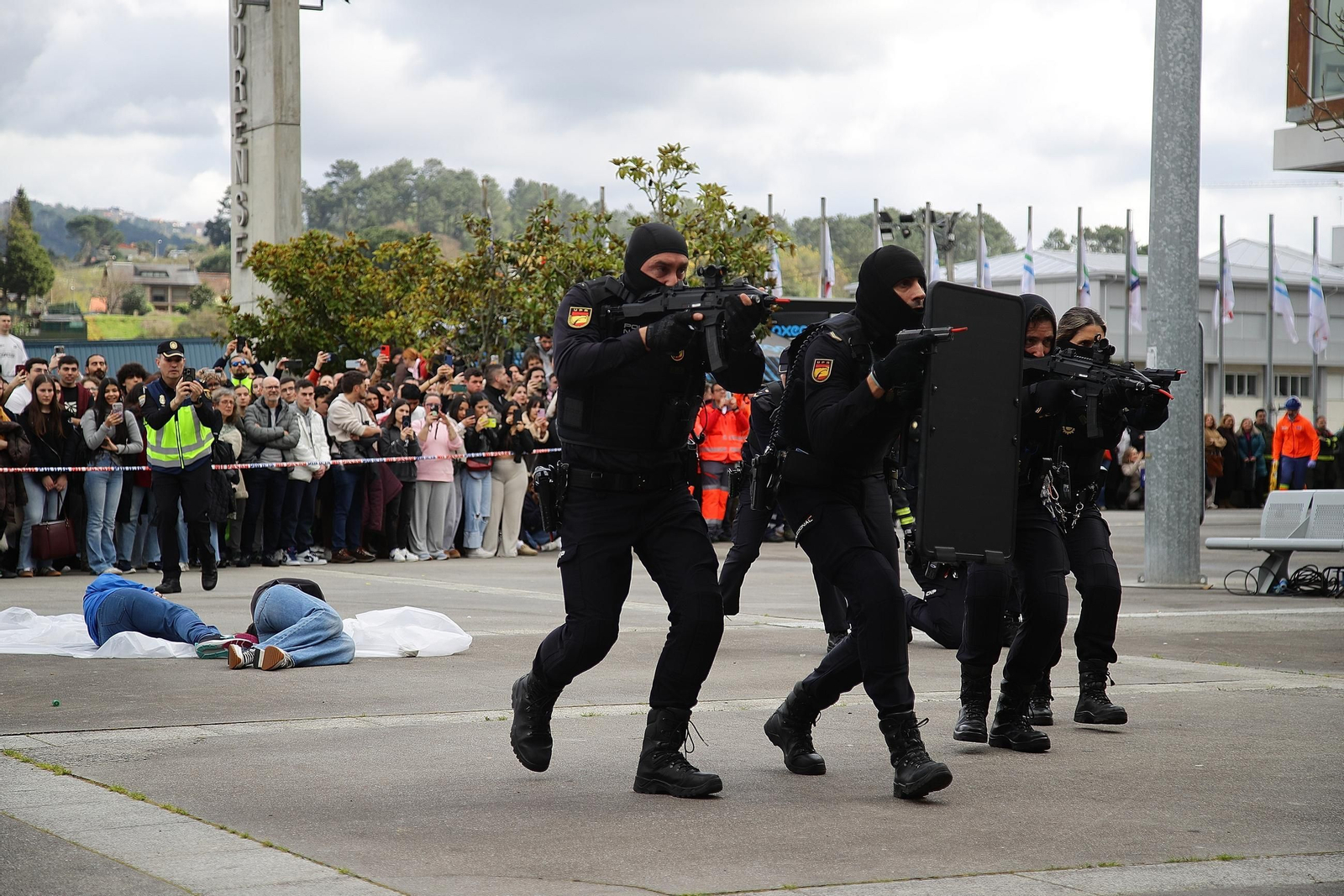 Los agentes de la Policía Nacional actúan en el simulacro con una persona armada.