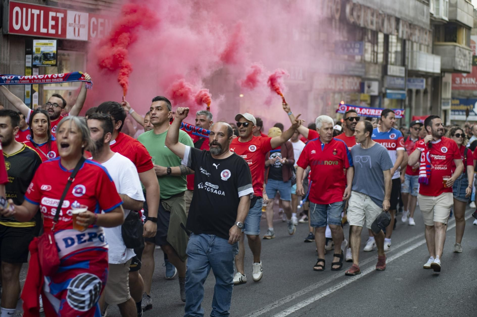 Galería | La aplaudida acogida de los unionistas a la UD Ourense contrasta con la pitada a Jácome en la Plaza Mayor, en fotos