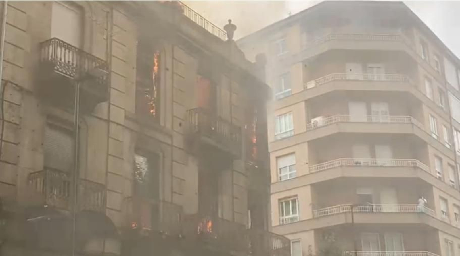 Galería | Así fue el voraz fuego que calcinó un edificio en A Ponte, en imágenes