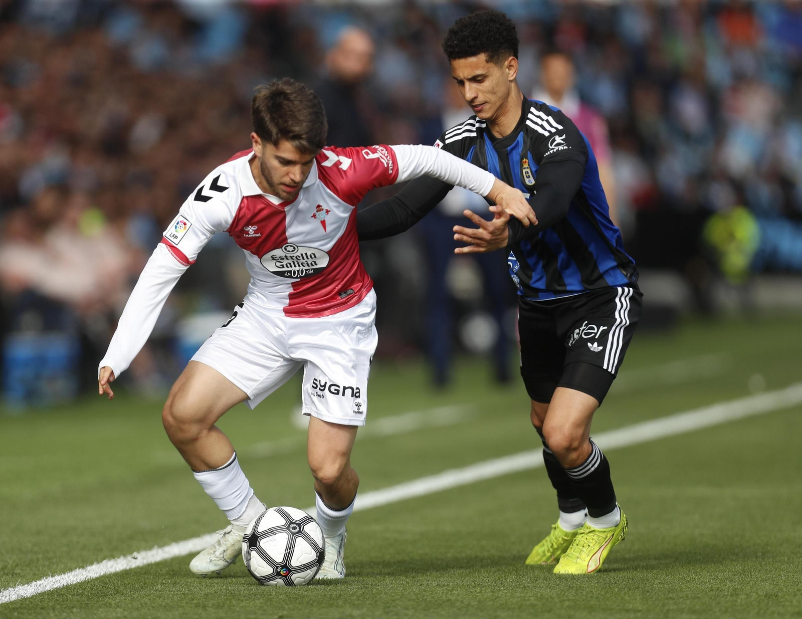 Sergio Carreira protege el balón ante Ilyas Chaira en el choque de ayer.