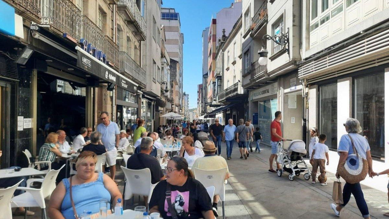 Ambiente nas rúas do centro do Carballiño durante este último verán.