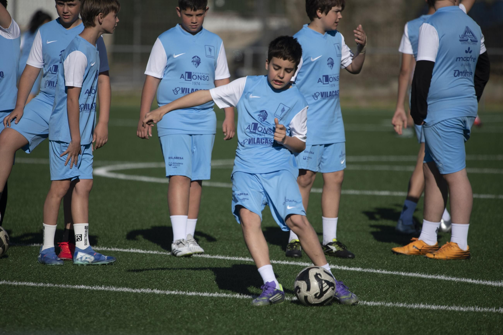 Galería |  El futbol base ourensano se divierte durante la Semana Santa