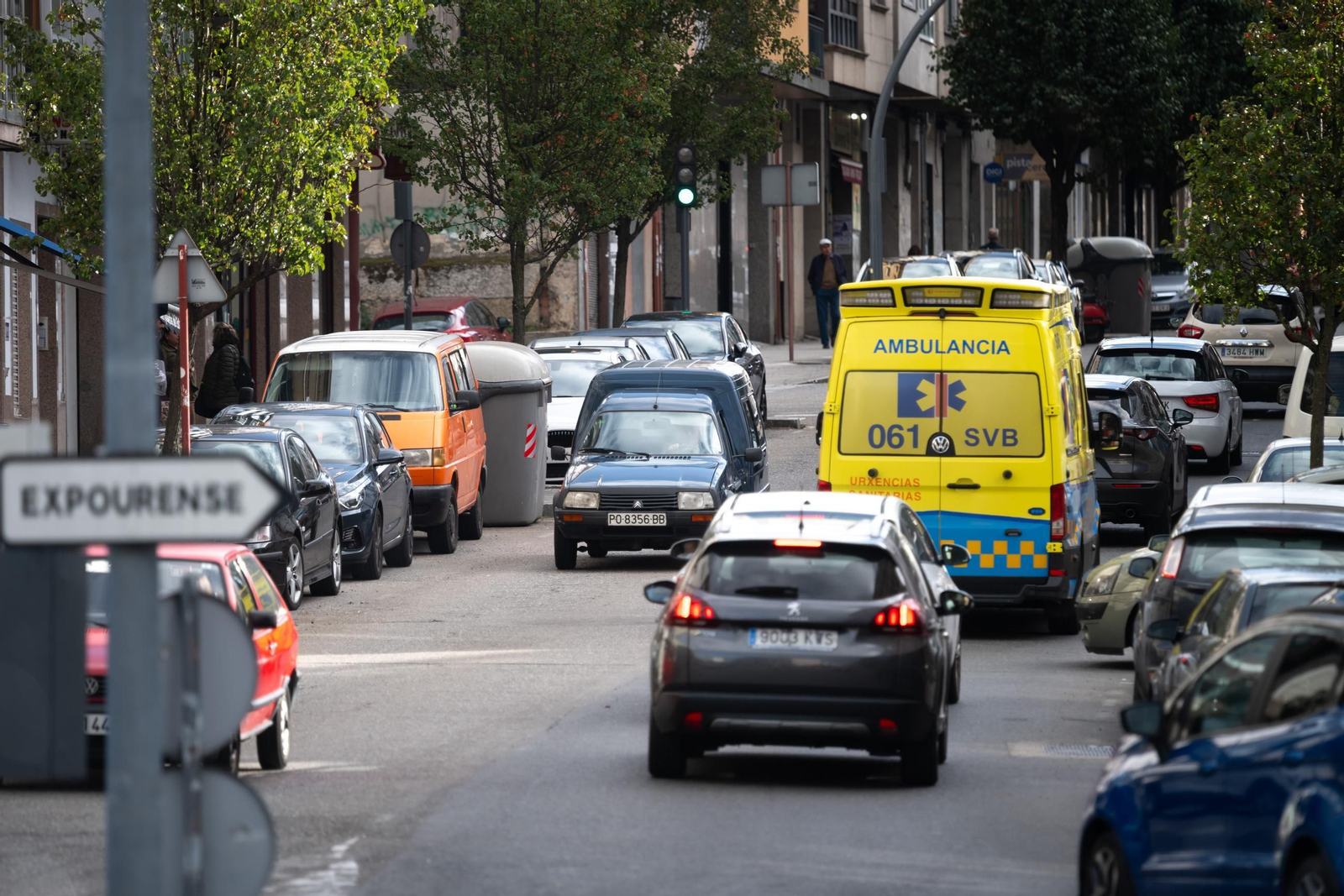 Vecinos ourensanos cirulando en coche por la ciudad.