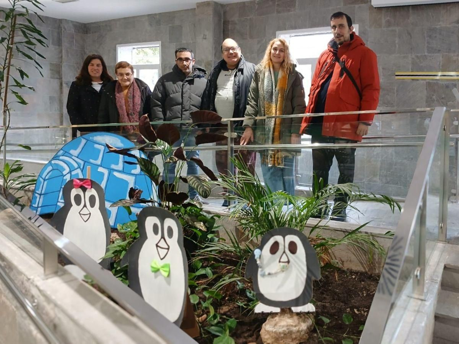 Colaboradores en la decoración del Hospital.