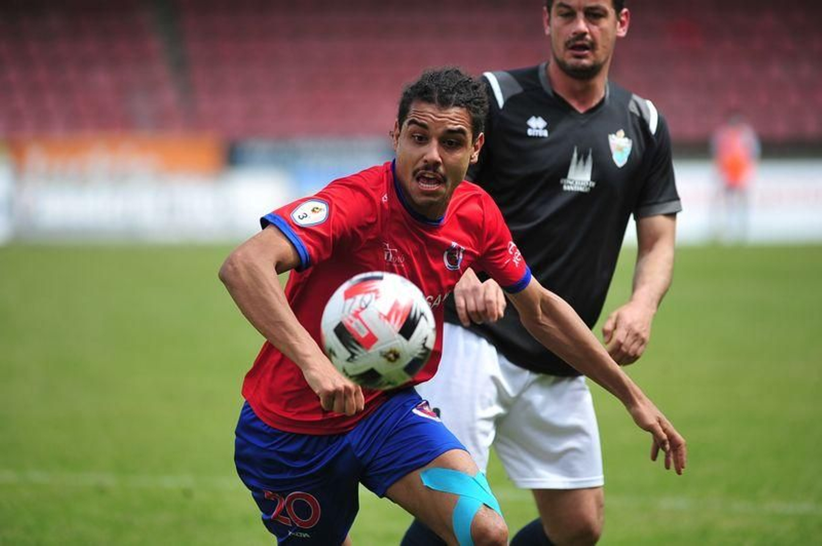 El rojillo Viti pelea un balón con un rival. (FOTO: José Paz)