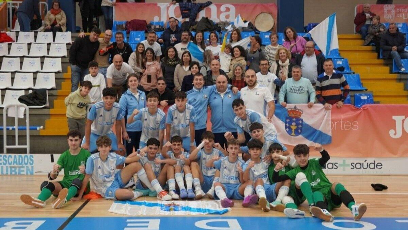 Los sub-16 gallegos celebran el triunfo con sus acompañantes. | Foto: FGF