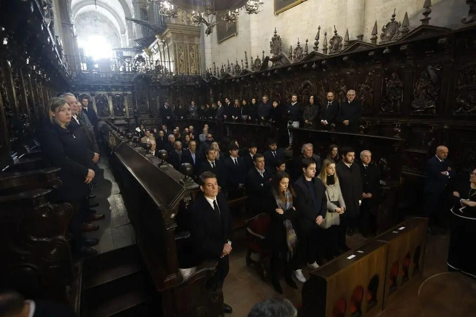 Familiares y autoridades políticas en la misa celebrada ayer por la alcaldesa.