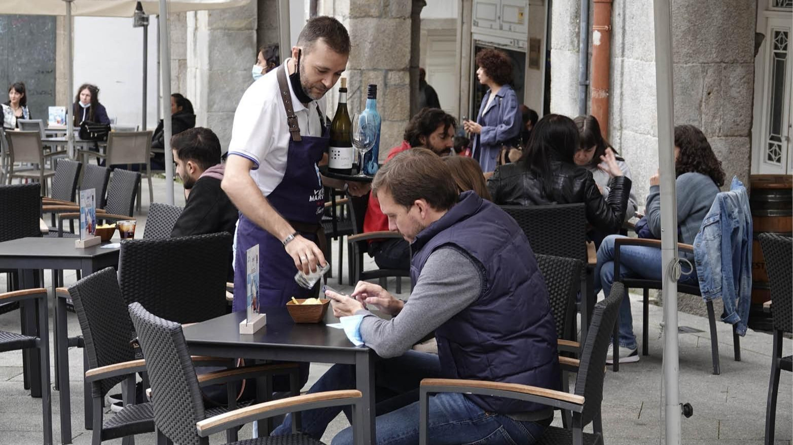 El certificado de vacunación podría volver a ser obligatorio para acceder a bares y restaurantes.