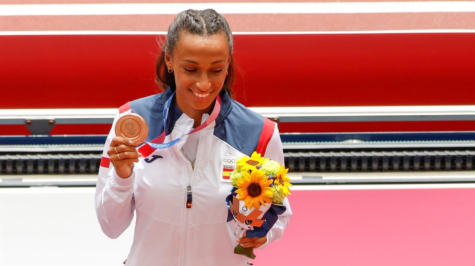 La atleta gallega, feliz en el podio durante la ceremonia.