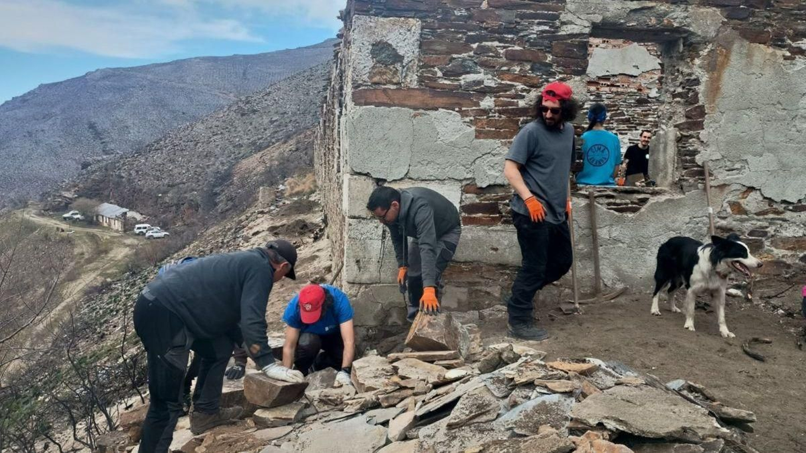 Un grupo de voluntarios trabaja en el desescombro.