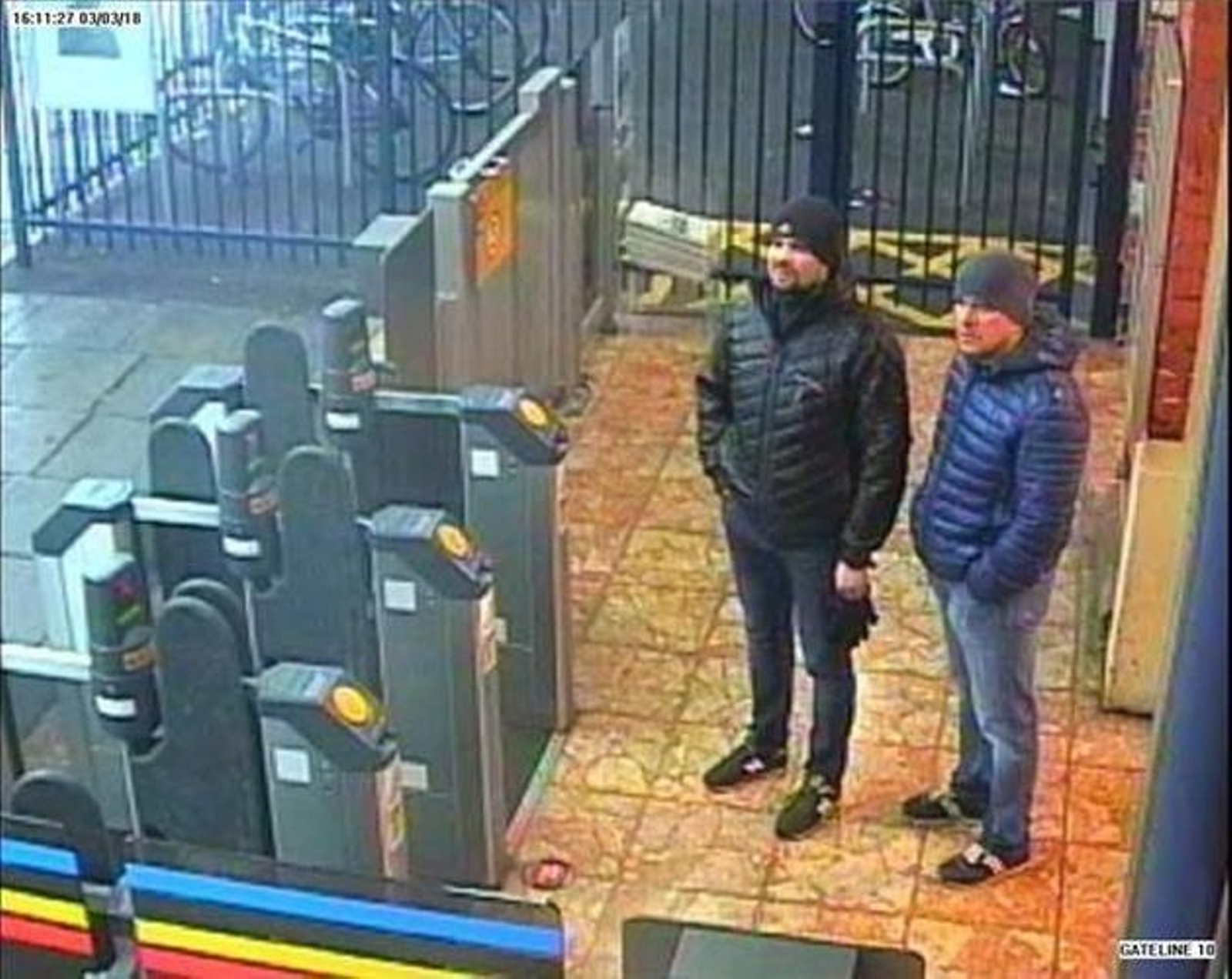 Captura de vídeo del 3 de marzo de 2018 que muestra a Alexander Petrov (d) y a Ruslán Boshirov, los dos hombres señalados por el Reino Unido como sospechosos del envenenamiento del exespía ruso Serguéi Skripal y su hija.
