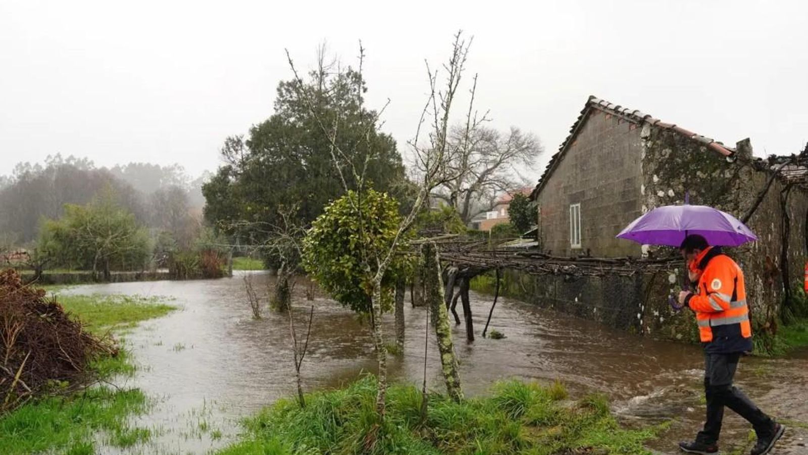 Situación crítica en Cuntis, al aproximarse la crecida del río Gallo a las casas.