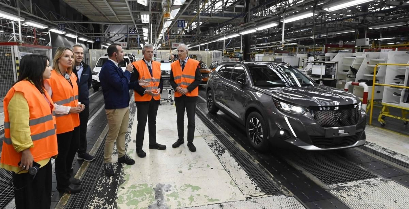 El presidente de la Xunta, Alfonso Rueda, y el vicepresidente, Francisco Conde, durante su visita ayer a Stellantis Vigo, con directivos de la planta.