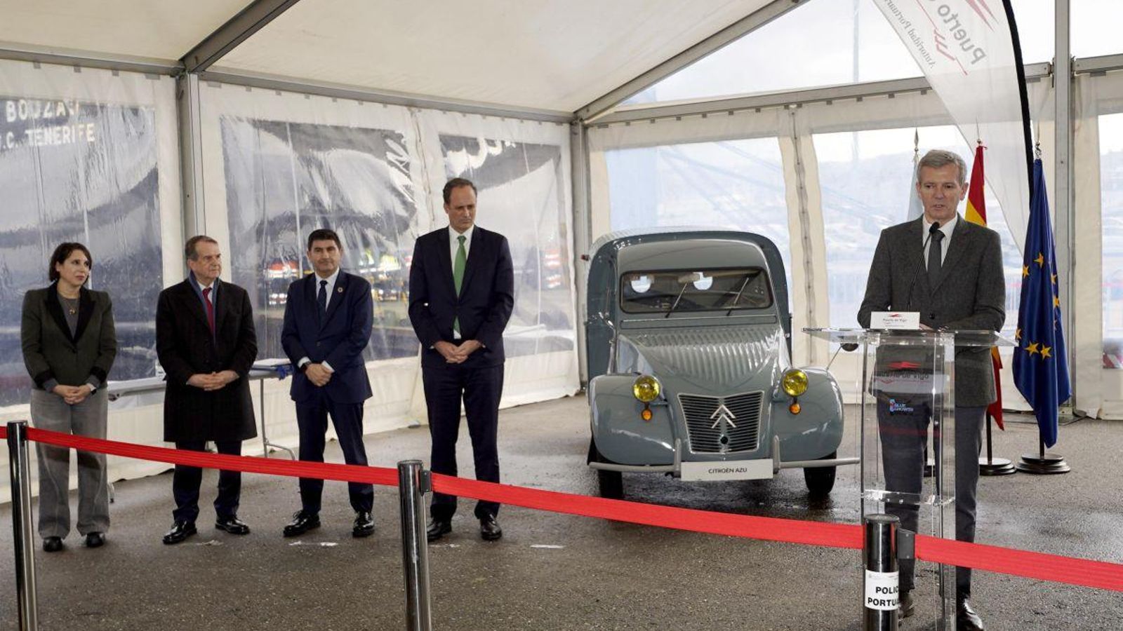 Alfonso Rueda, durante su intervención, ante la primera furgoneta cargada, en 1958, la Citroën AZU.