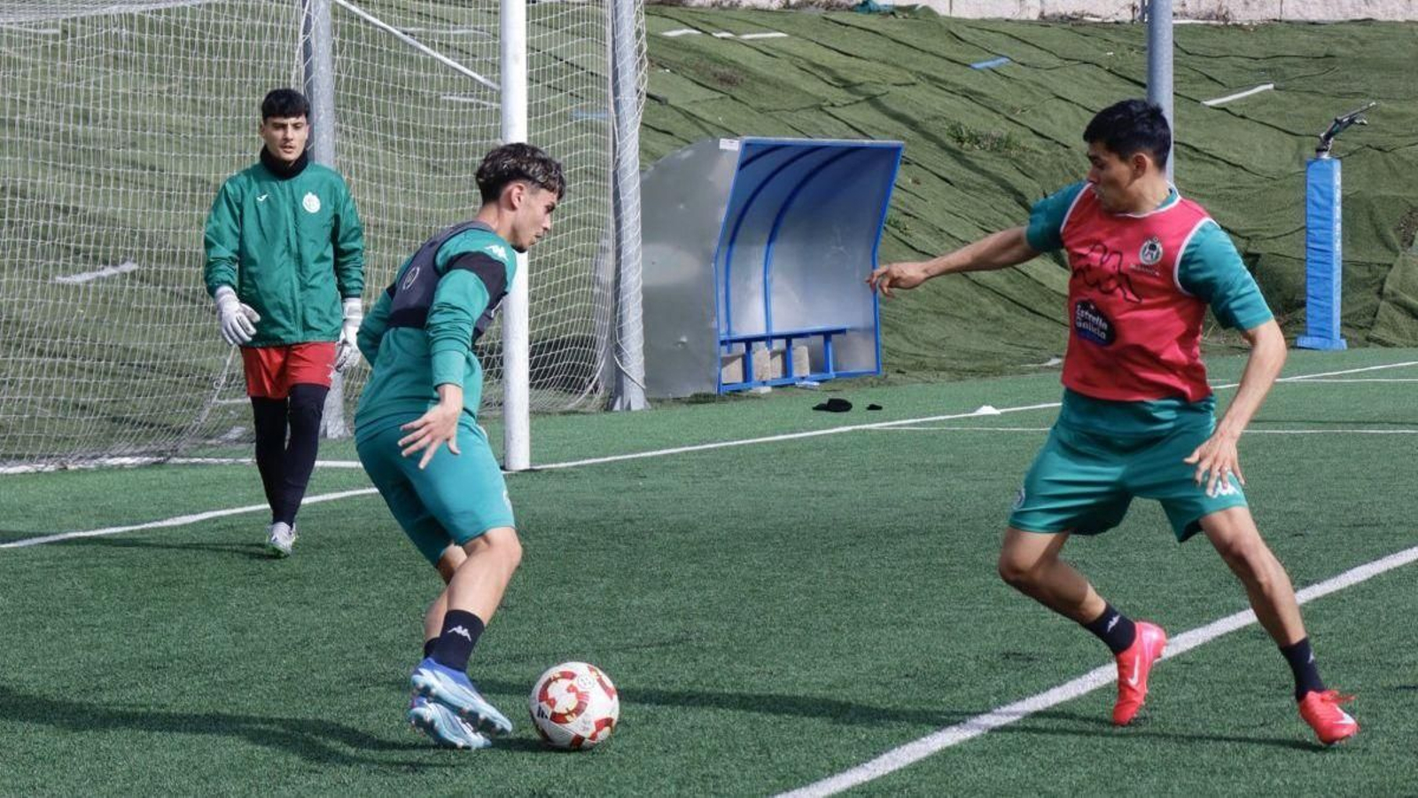 Jugadores del Arenteiro, realizando un rondo durante un entrenamiento en A Uceira.