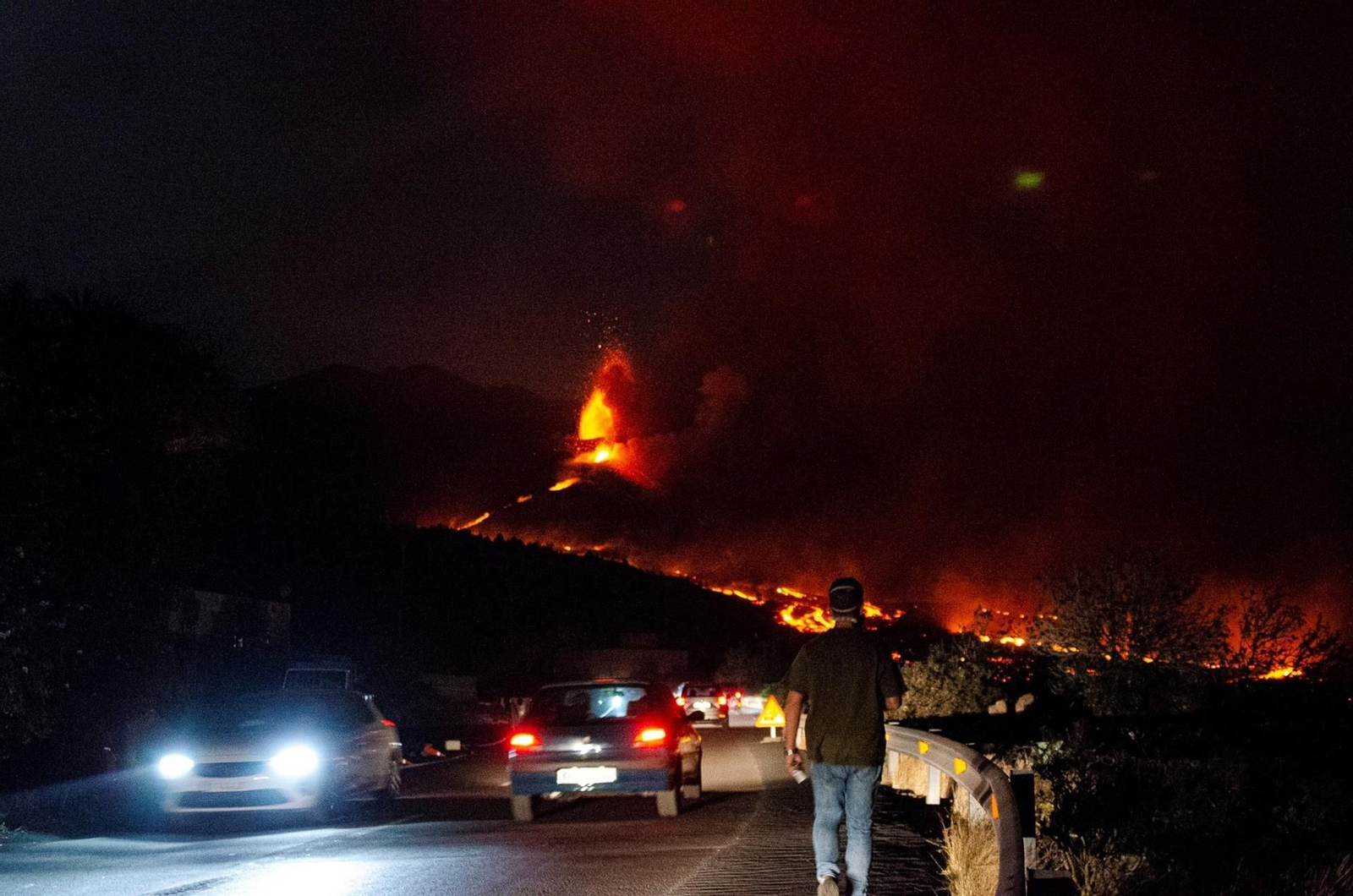 La colada de lava se adentra en el barrio de La Laguna. // EFE
