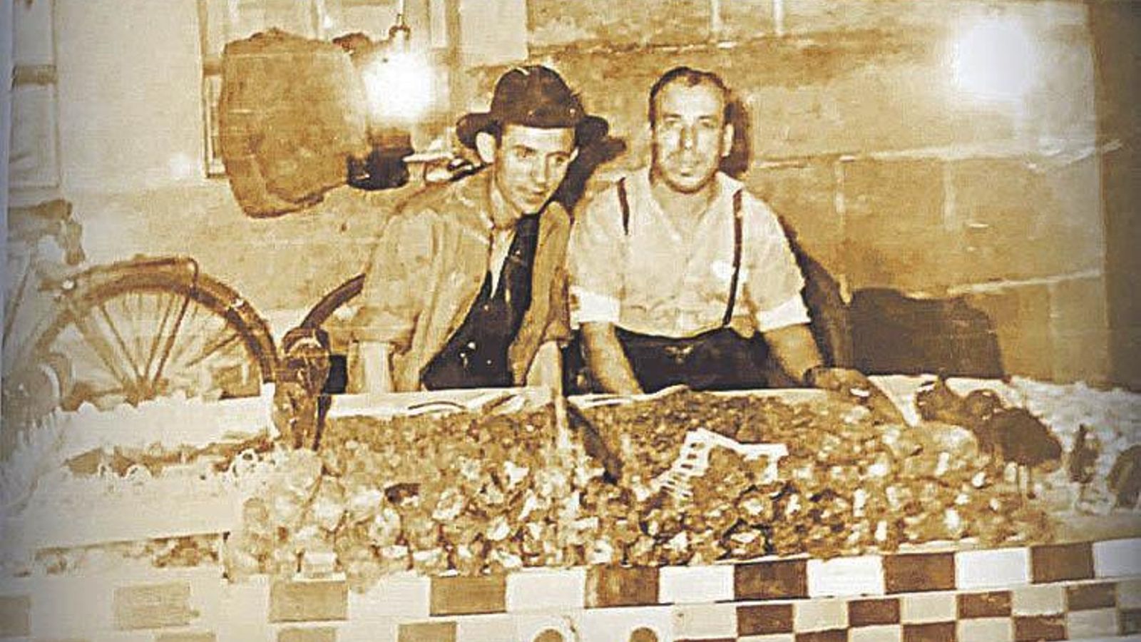 Nicolas Remacho Rus, fundador de La Granadina, posaba junto a su amigo Victorino Cañedo y, si os fijáis, en aquellos años la situación del puesto era diferente. (Foto propiedad de Pedro Cañedo).