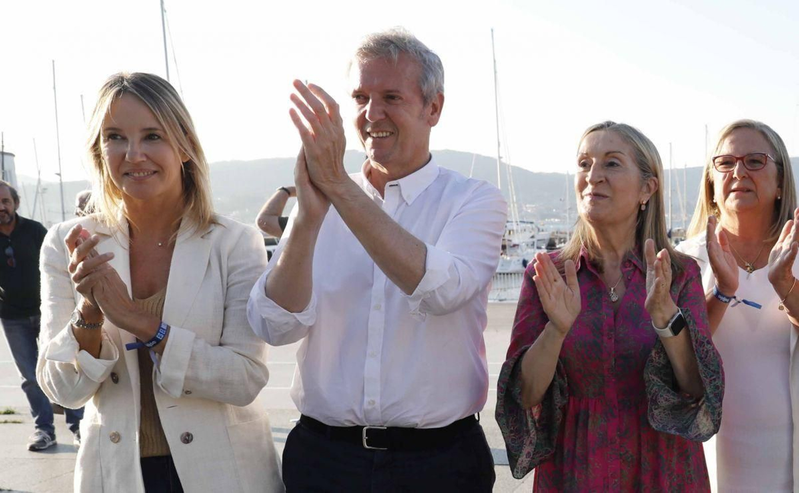 Las candidatas del Partido Popular, junto a Alfonso Rueda y Marta Fernández Tapias ayer en Montero Ríos.