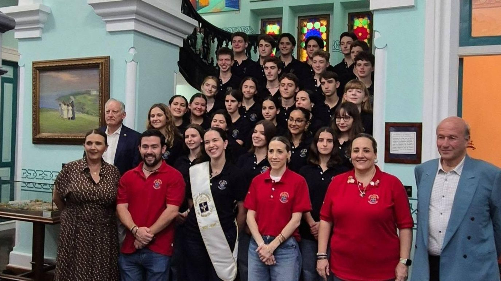 Los jóvenes posan en el interior del Museo