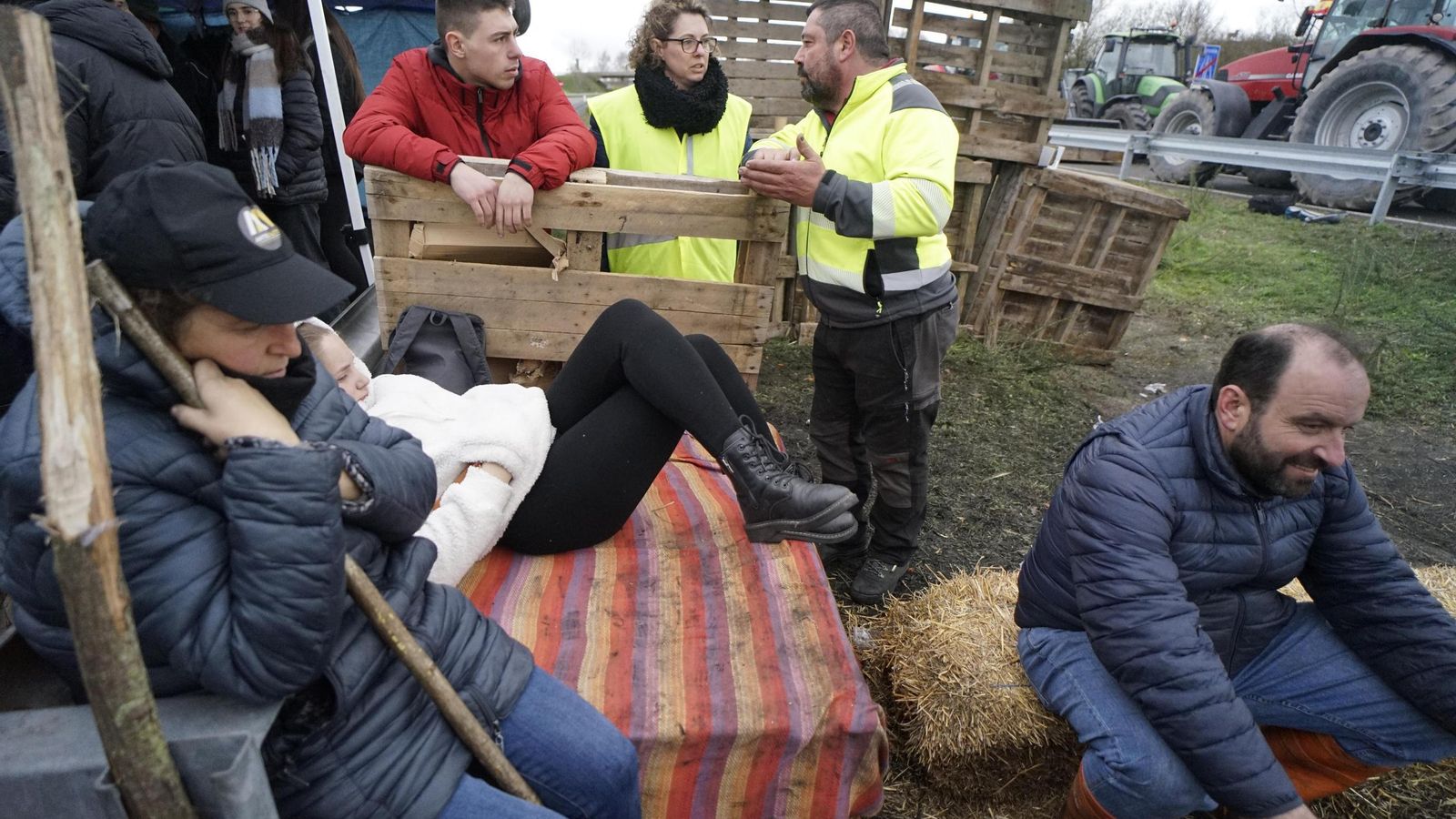 Galería | Paja, pallets, neumáticos y altavoces convierten la A-52 en el campamento base de la tractorada