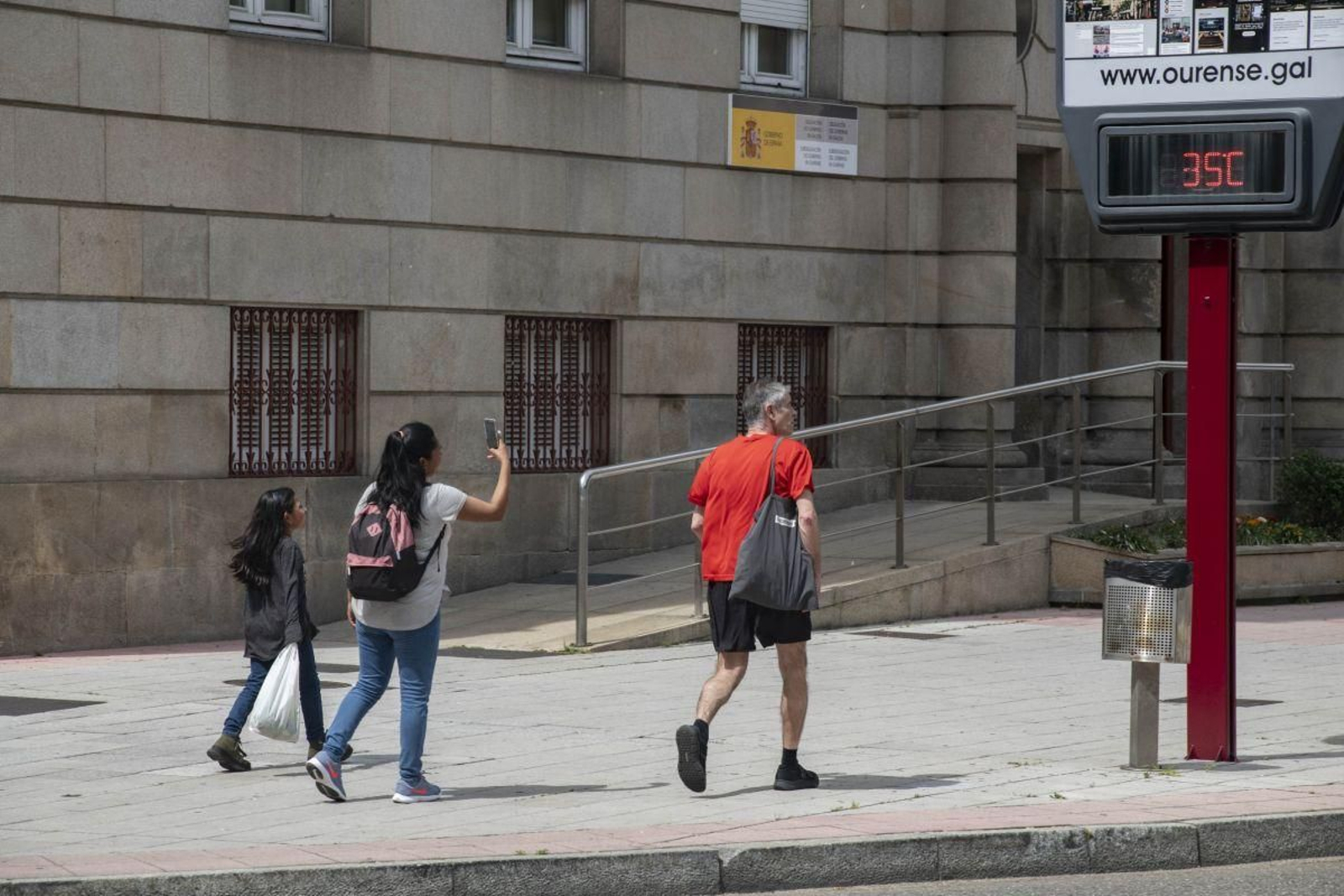 Una mujer fotografía el termómetro del parque de San Lázaro, ayer.
