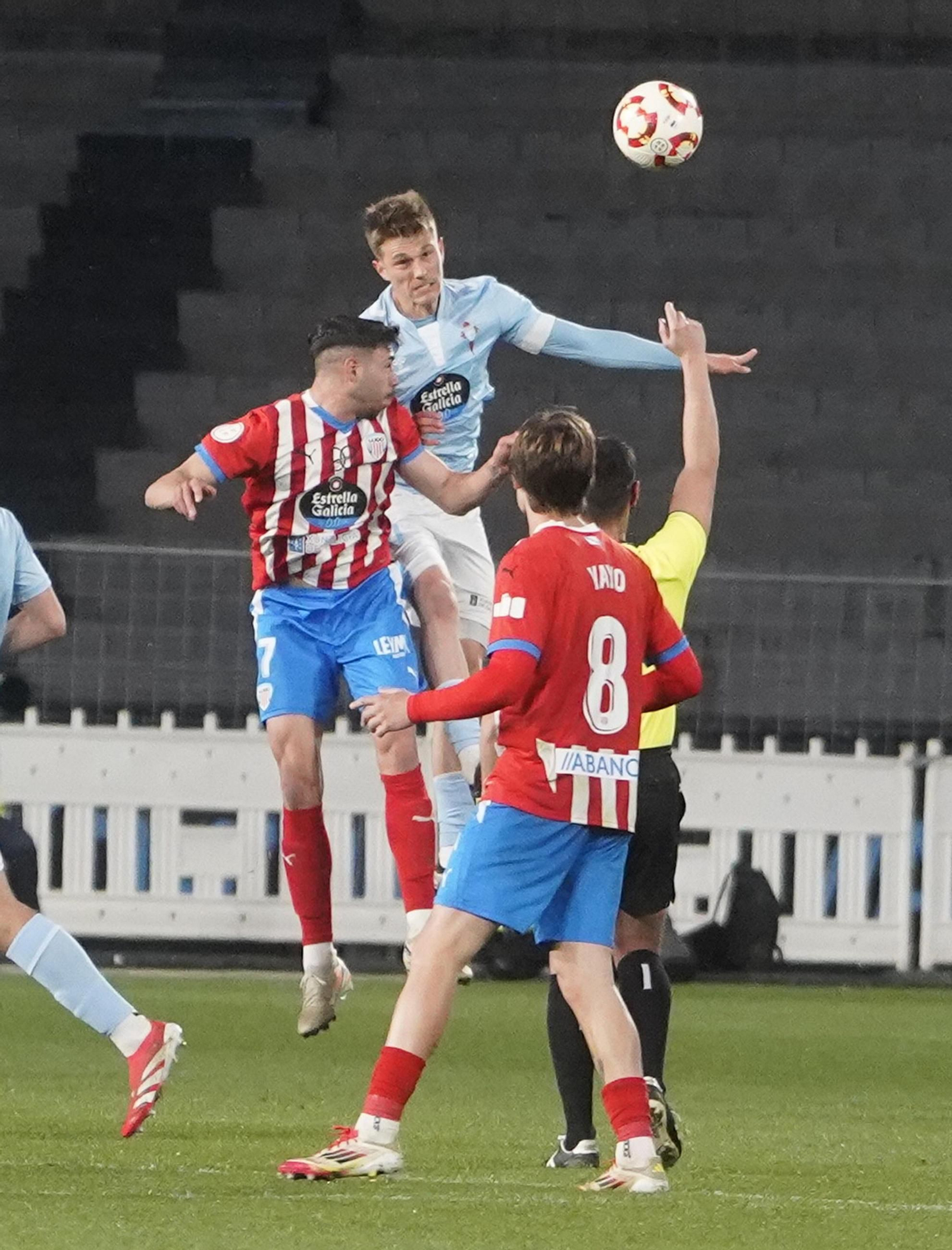 Gael Alonso disputa un balón en el derbi del pasado miércoles.