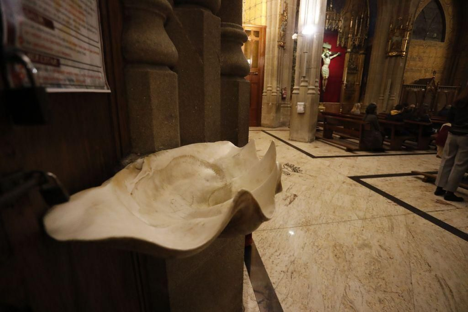 Una de las pilas de agua bendita, sin agua desde ayer.