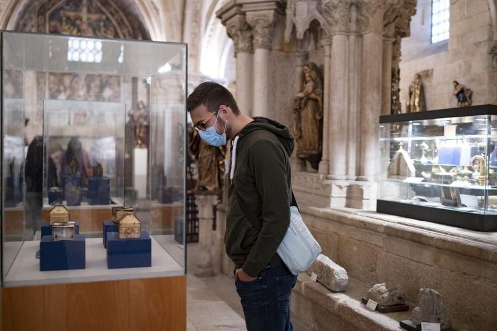 Primeros turistas en la Catedral // FOTO: XESÚS FARIÑAS